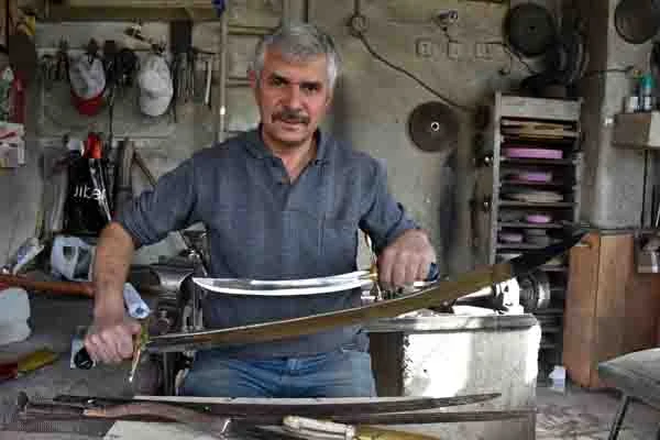 Tarihi kılıçların benzerlerini yapıyor