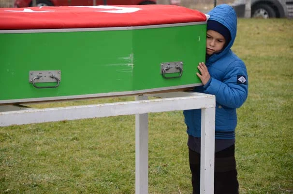 Babasının tabutunun yanından bir an bile ayrılmadı