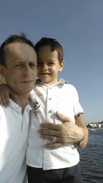 Babasının tabutunun yanından bir an bile ayrılmadı