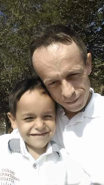 Babasının tabutunun yanından bir an bile ayrılmadı