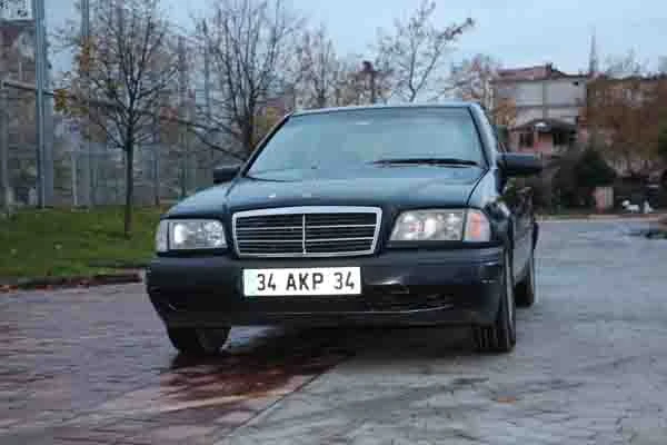 '34 AKP 34' plakalı otomobilini 500 bin TL'ye satışa çıkardı