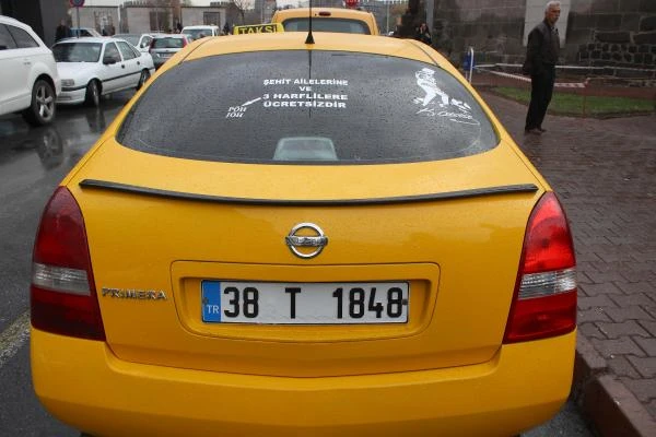 Bu taksici şehit aileleri ve 'Üç harflilerden' para almıyor