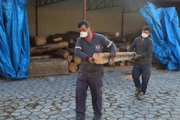 Tarihi evlerden mobilya yaptı, 40 ülkeye  sattı