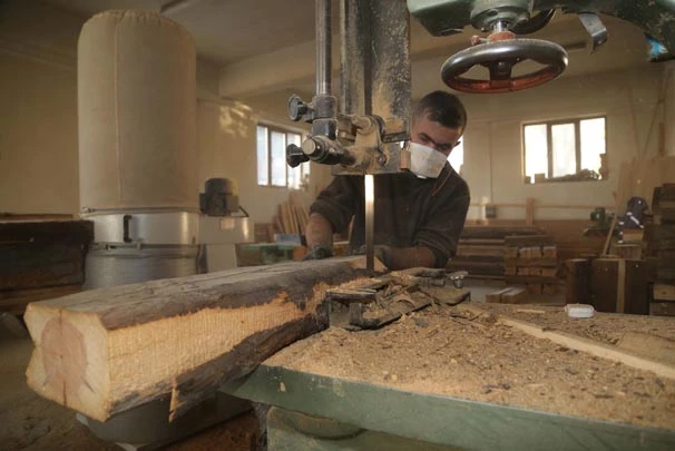 Tarihi evlerden mobilya yaptı, 40 ülkeye  sattı