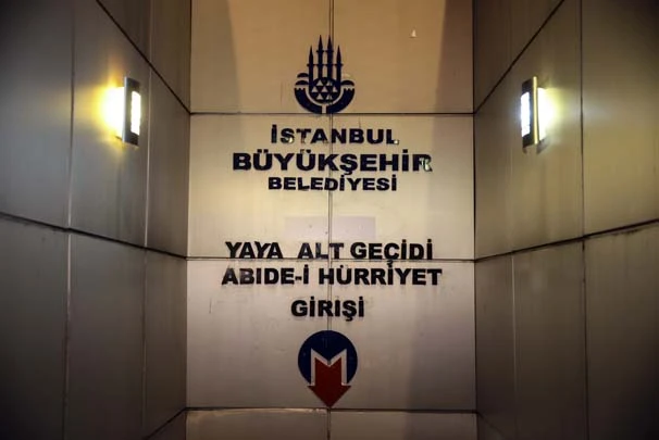 Trump AVM yönlendirme tabelaları kaldırıldı