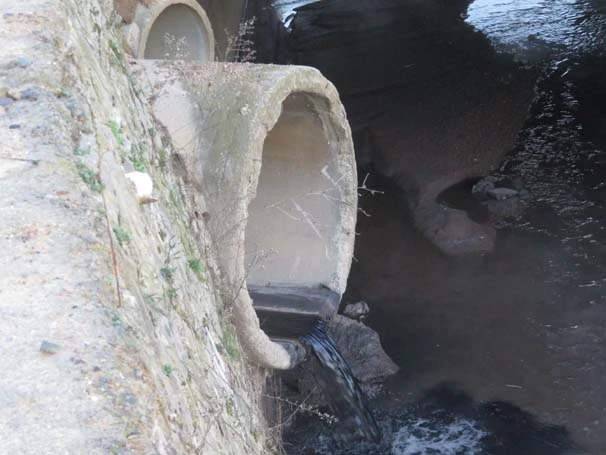 Tuzla'da kaçak kimyasal madde dökülen alan gün ağarınca görüntülendi