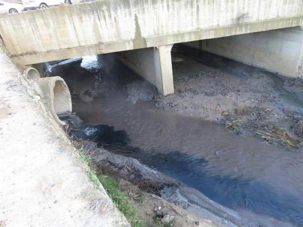 Tuzla'da kaçak kimyasal madde dökülen alan gün ağarınca görüntülendi