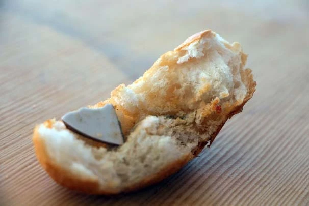 Ekmeğin içinden çıkanı görünce şaşkına döndü