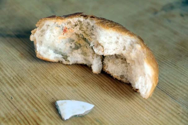 Ekmeğin içinden çıkanı görünce şaşkına döndü