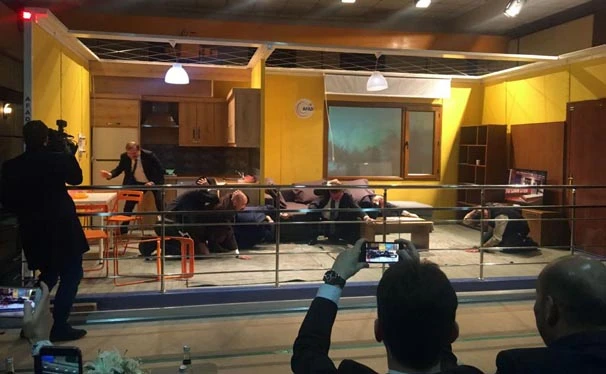 Akdağ ve Çavuşoğlu 7,2'lik deprem anını yaşadı