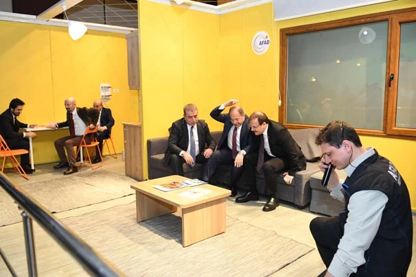 Akdağ ve Çavuşoğlu 7,2'lik deprem anını yaşadı