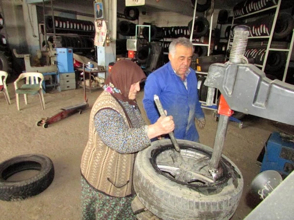 Vesile nine, eşini kaybetti; çalışma azmini kaybetmedi