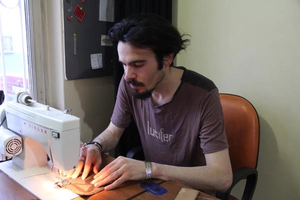 Artan kumaşlarla başladı küçük bir atölye kurdu