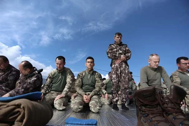 Sınırda JÖH, PÖH timleri, komando marşı söyleyip Cuma namazı kıldı