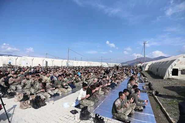 Sınırda JÖH, PÖH timleri, komando marşı söyleyip Cuma namazı kıldı