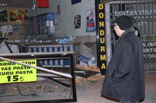 Otomobili ile baklava dükkanına girdi