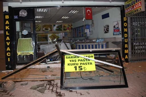 Otomobili ile baklava dükkanına girdi