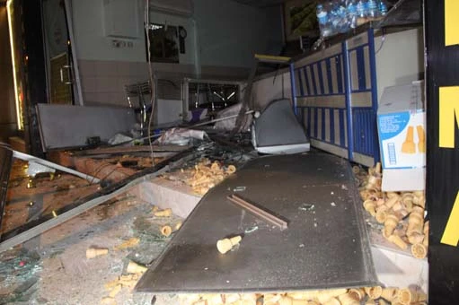 Otomobili ile baklava dükkanına girdi