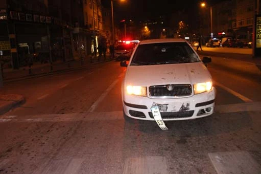 Otomobili ile baklava dükkanına girdi
