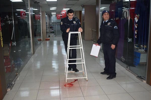 Tavandan damlayan kırmızı renkli sıvı polisi alarma geçirdi