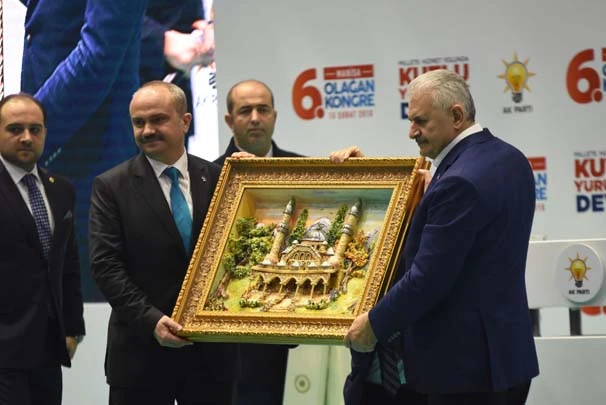 Devlet büyüklerinin hediyelerini o yapıyor