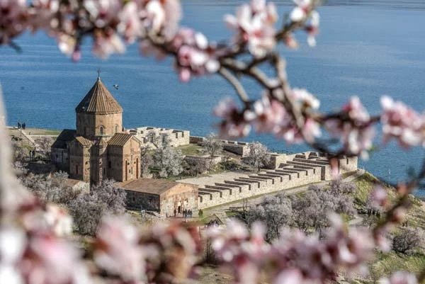 Akdamar Adası'na ziyaretçi akını
