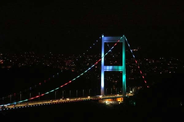 FSM Köprüsü Azerbaycan bayrağının renkleriyle ışıklandırıldı