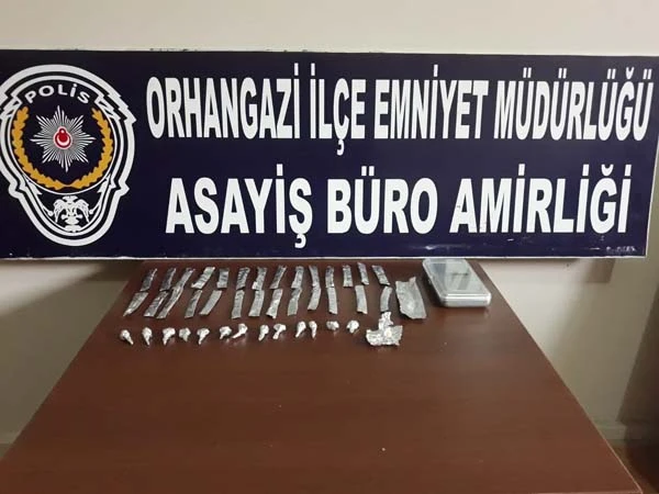 Vidaları sökük televizyonu açan polisler şaşkına döndü