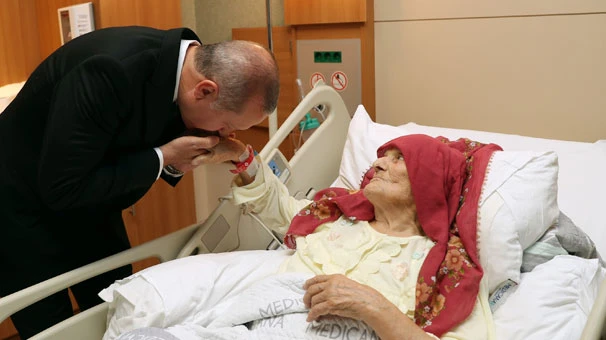 Cumhurbaşkanı Erdoğan, 100 yaşındaki Nazmiye Balcı'yı hastanede ziyaret etti