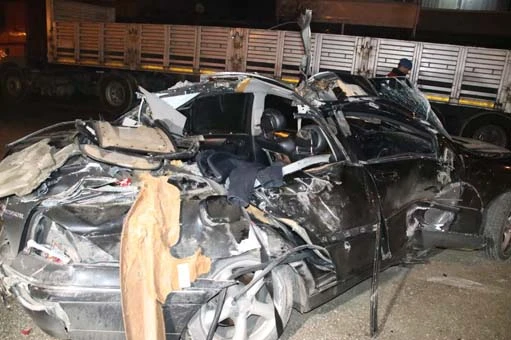 Düzce'de feci kaza! Duran TIR'a çarptı...