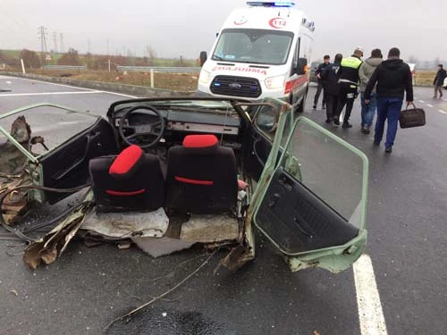 Ciple çarpışan otomobil bu hale geldi!