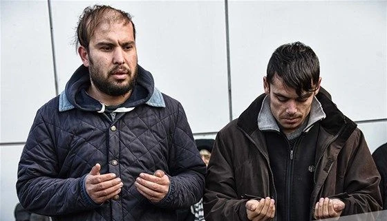 Çıplak ayakla helalleşmeye geldiler