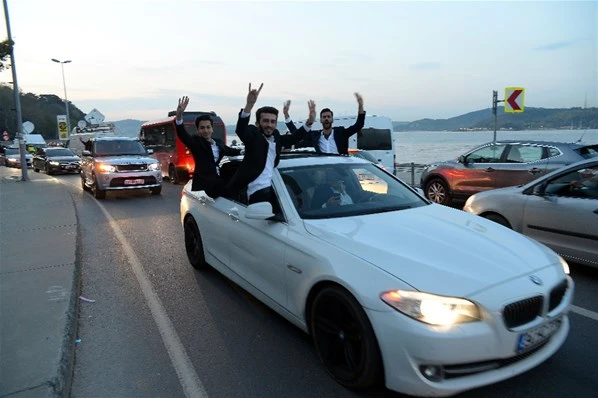 Vatandaşlar 'Evet'i kutlamaya başladı