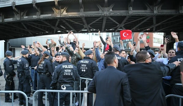 Erdoğan, Almanya'da çoşkuyla karşılandı