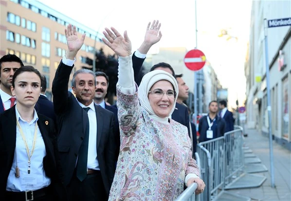 Erdoğan, Almanya'da çoşkuyla karşılandı