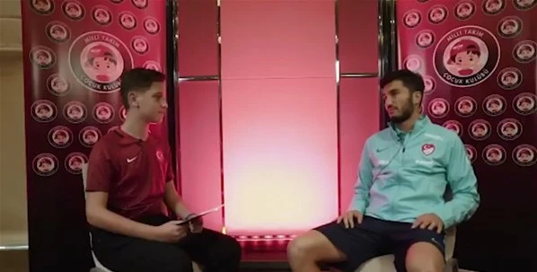 Çocuklar sorularıyla milli futbolcuları terletti