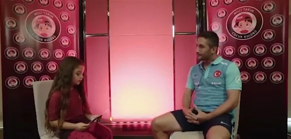 Çocuklar sorularıyla milli futbolcuları terletti