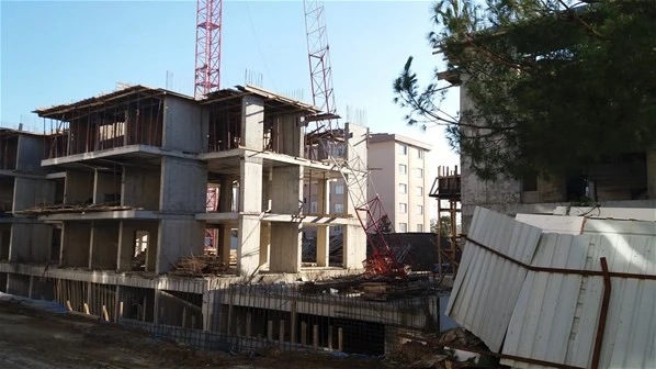 Bursa'da faciadan dönüldü! Dev vinç devrildi