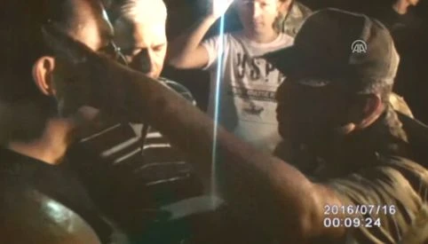 Darbeci yarbay duruşmada kamera kayıtlarını gülerek izledi