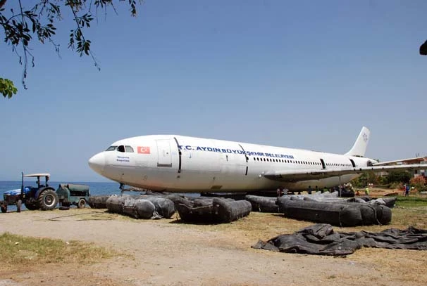 Denize uçak düştüğünü düşünerek telefona sarıldılar