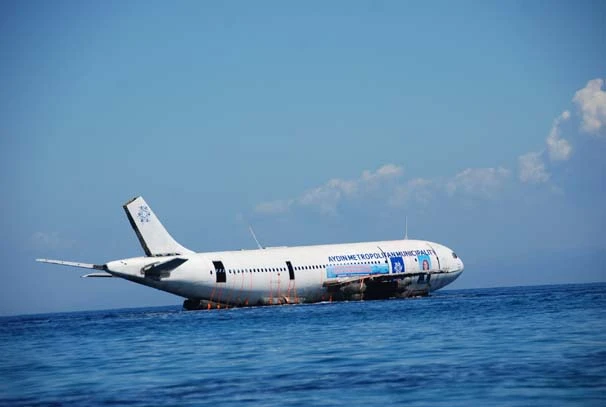 Denize uçak düştüğünü düşünerek telefona sarıldılar