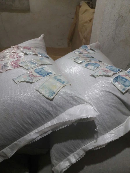 Kestiği dananın midesinden para çıktı