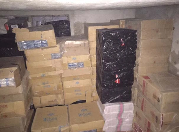 Yatak odasındaki gizli bölmeden çıktı...