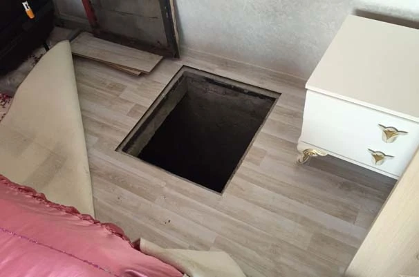 Yatak odasındaki gizli bölmeden çıktı...