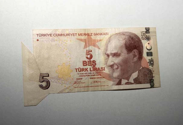 Kesim hatalı 5 lirayı dört yıldır saklıyor