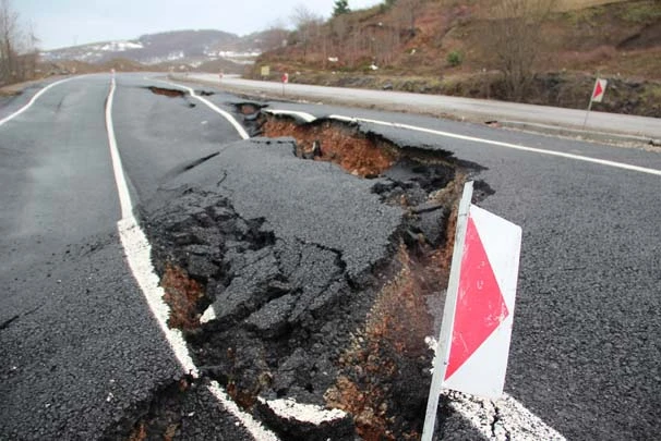 Zonguldak’ta karayolu çöktü