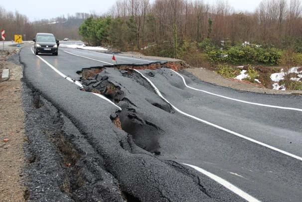 Zonguldak’ta karayolu çöktü