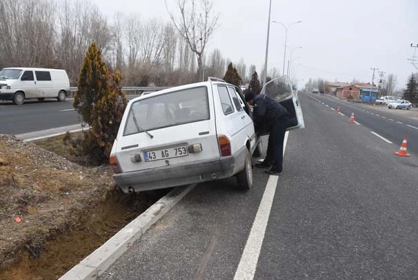 Otomobil, yol denetiminde görevli 1 polise çarptı