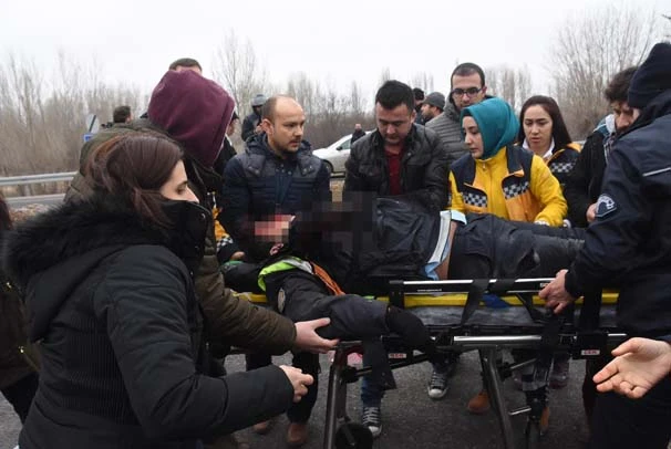 Otomobil, yol denetiminde görevli 1 polise çarptı