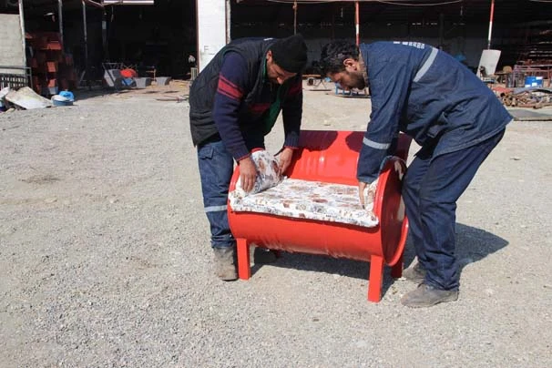 Atık varilleri mobilyaya dönüştürüp internetten satıyor